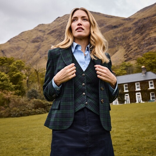 Kariert, Kombiniert, Begeistert! Entdecken Sie klassische Schnitte und stilvolle Muster, die Sie immer perfekt kleiden.