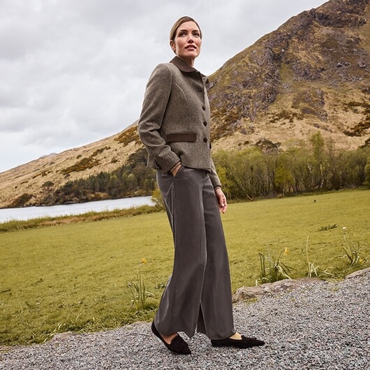 Herbst-Vibes: Gemütlich und Stilvoll! Lassen Sie sich von den warmen Farben der Saison inspirieren und kreieren Sie einen Look, der Wärme und Eleganz vereint.