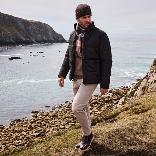 Gemütlich durch den Winter! Entdecken Sie warme Materialien und entspannte Schnitte für stilvolle Wintertage.