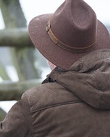 Hut Travaller, Blaser Outfits