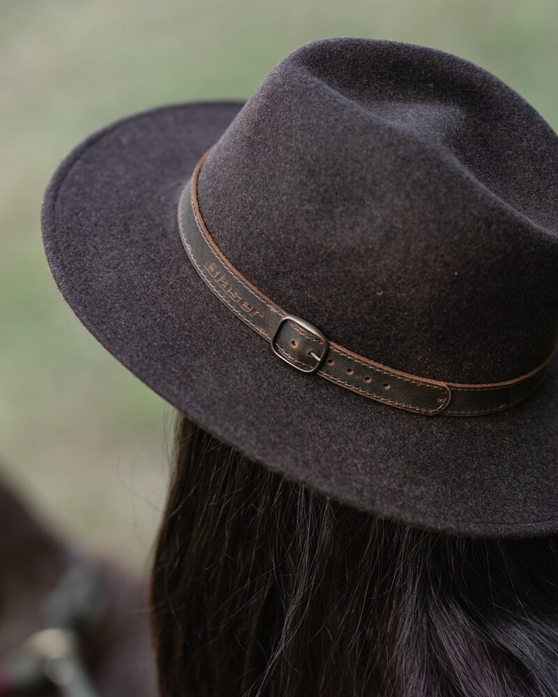 Hut Travaller, Blaser Outfits