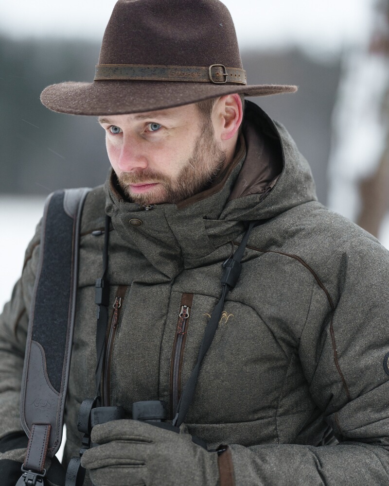 Hut Travaller, Blaser Outfits