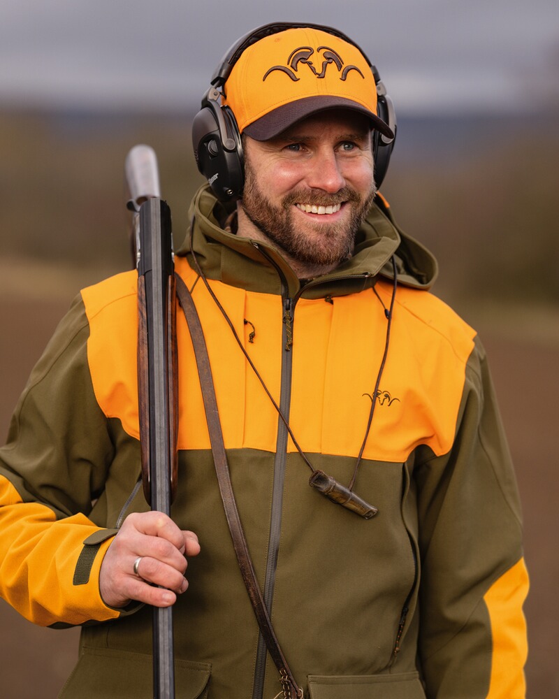 Cap Striker, Blaser Outfits
