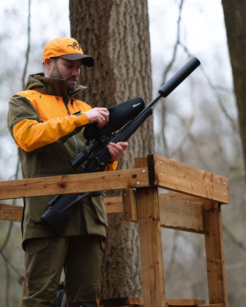 Cap Striker, Blaser Outfits