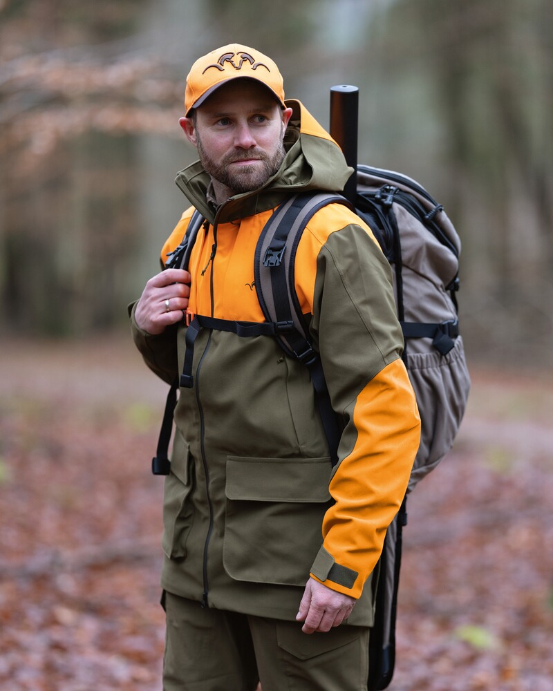 Cap Striker, Blaser Outfits