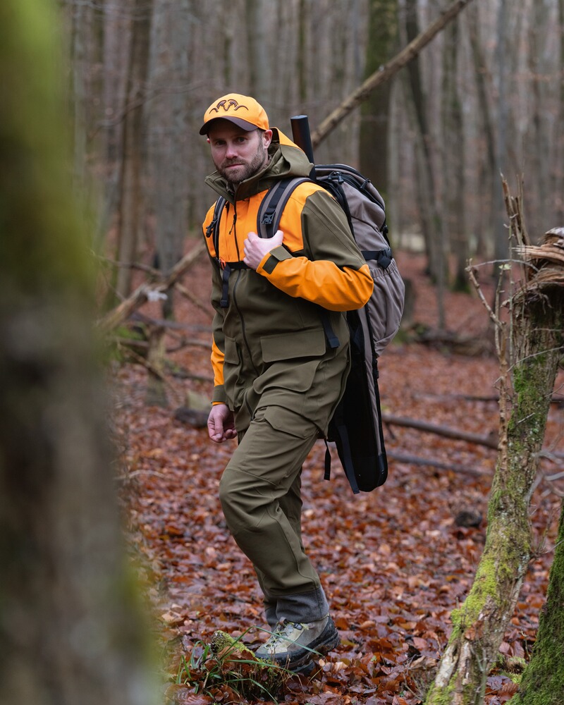 Cap Striker, Blaser Outfits
