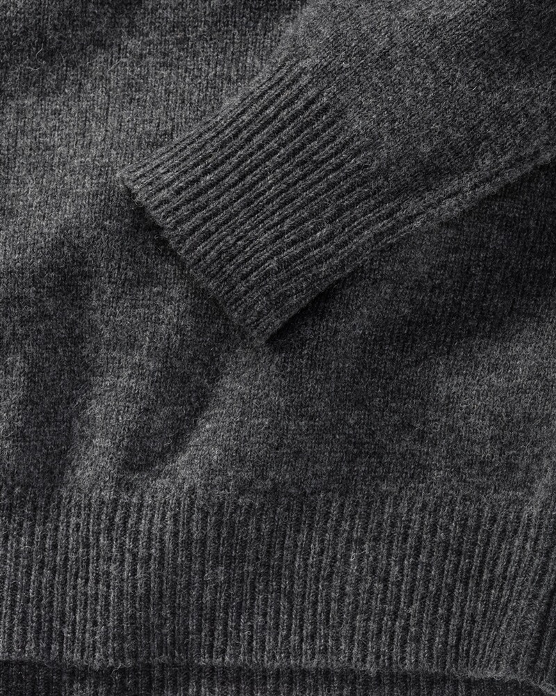 V-neck sweater made of lambswool, Highmoor