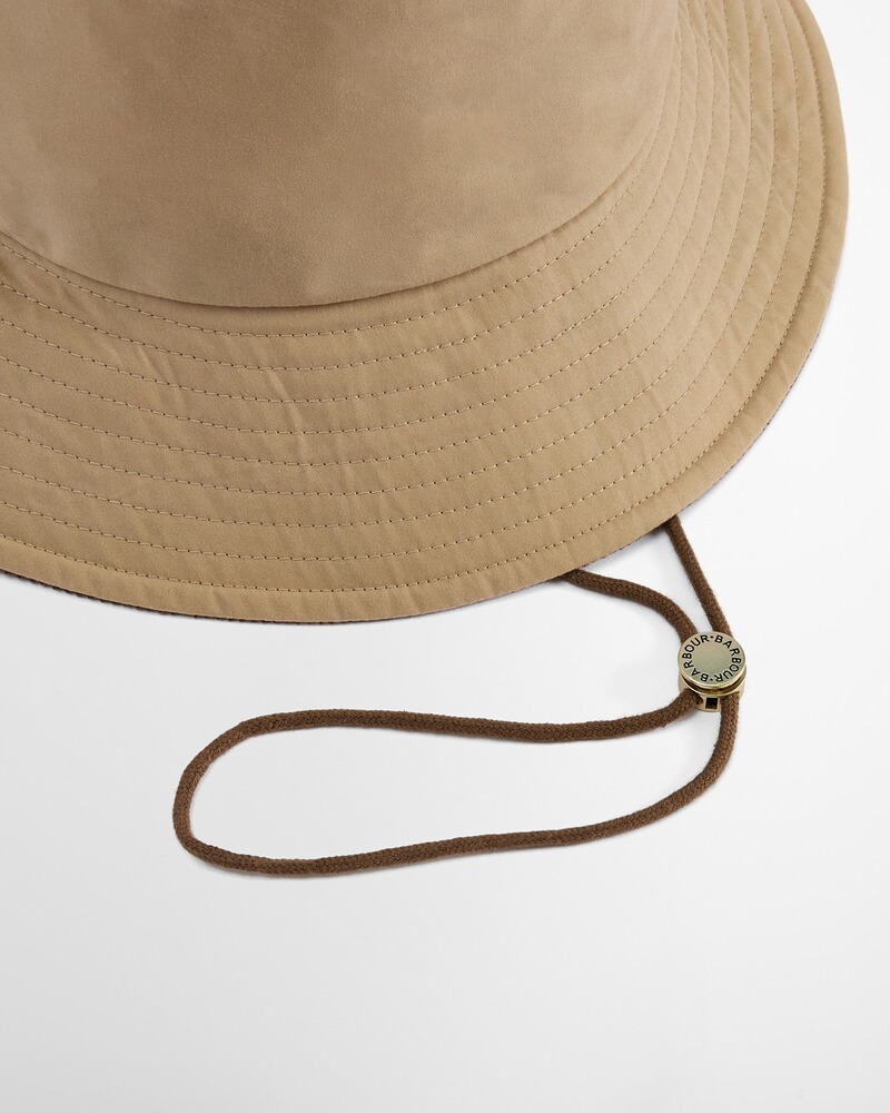 Hut Asker, Barbour